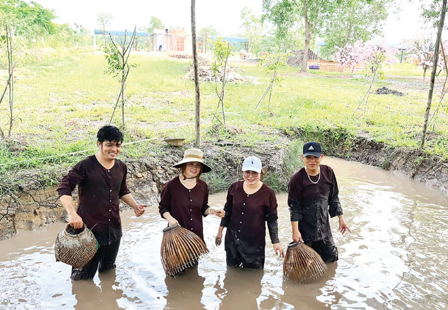 Ngoài di tích lịch sử, các tour du lịch học đường còn chú trọng kết hợp những điểm đến học tập, trải nghiệm, vui chơi, giải trí (Trong ảnh: Du khách trải nghiệm tại Khu du lịch Chavi Garden)