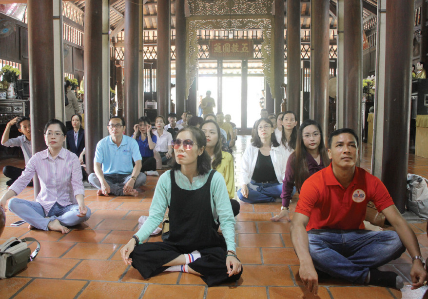 Du khách trải nghiệm thiền tại chùa Tôn Thạnh (huyện Cần Giuộc)