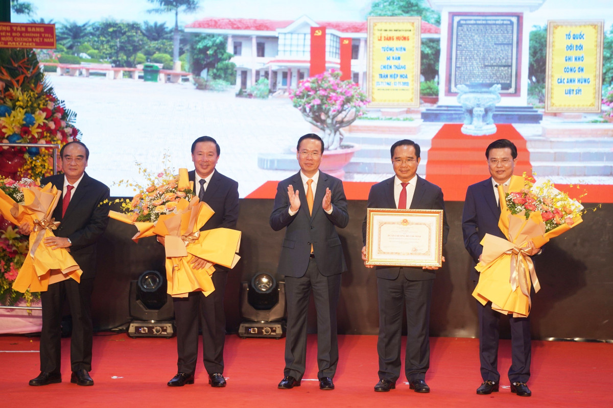 Long An holds ceremony to celebrate 60th anniversary of Victory in Hiep Hoa Battle and receive Ho Chi Minh Medal