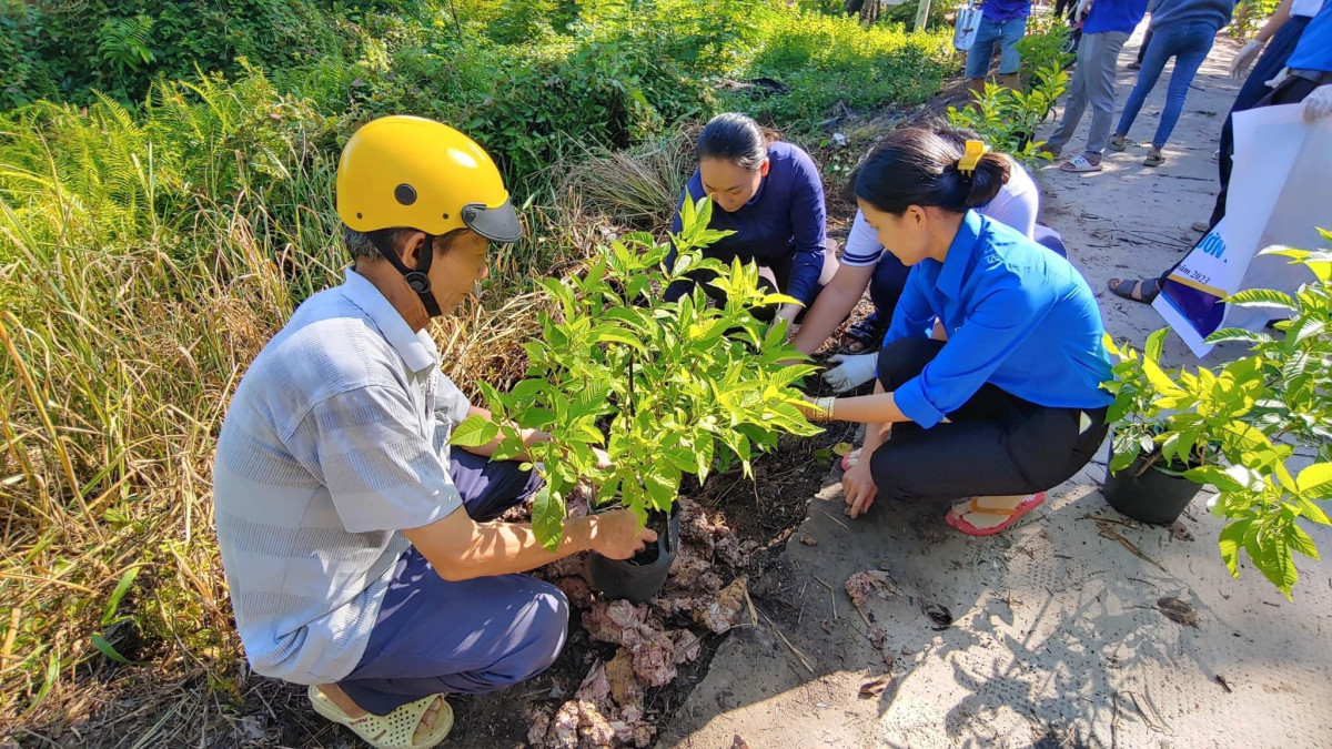 Đoàn viên, thanh niên thị trấn Hiệp Hòa, huyện Đức Hòa trồng cây góp phần bảo vệ môi trường