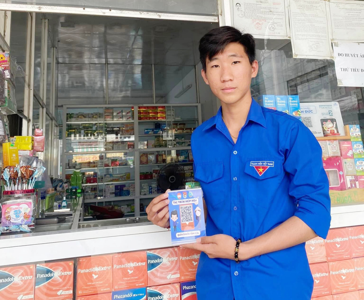 Thanh niên thị trấn Hiệp Hòa, huyện Đức Hòa triển khai mô hình Thanh toán không dùng tiền mặt tại 5 hộ kinh doanh trên địa bàn thị trấn
