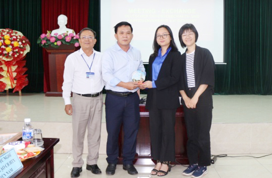 Chủ tịch Liên hiệp các tổ chức hữu nghị tỉnh – Nguyễn Hữu Ngọc (thứ 2, từ trái sang) tặng quà lưu niệm cho tổ chức DGRV tại buổi giao lưu
