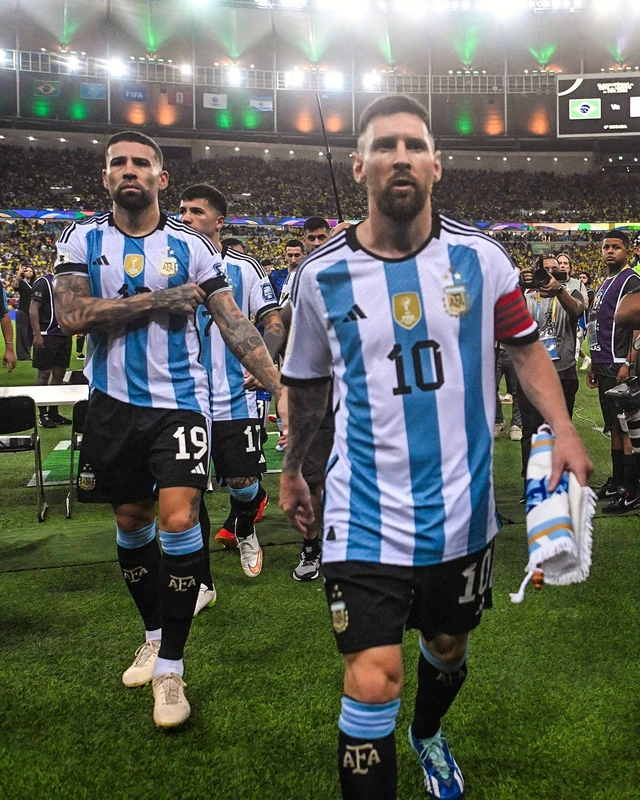 Messi kêu gọi đồng đội rút vào phòng thay đồ sau khi diễn ra cảnh hỗn loạn trên khán đài. Ảnh AFP