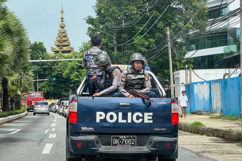 Cảnh sát tuần tra trên đường phố tại Yangon, Myanmar, ngày 19/7/2023. (Ảnh: AFP/TTXVN)