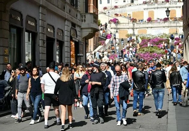 Người dân và du khách đi dạo ở Via dei Condotti, Rome (Italy). (Ảnh: THX/TTXVN)