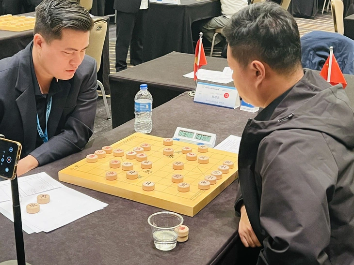 Lại Lý Huynh (trái) giành HCB thế giới - Ảnh: JADE LONG