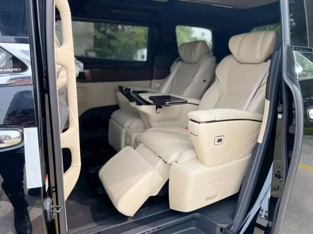 Phong cách thiết kế ghế thương gia thường thấy trên Toyota Alphard 2024