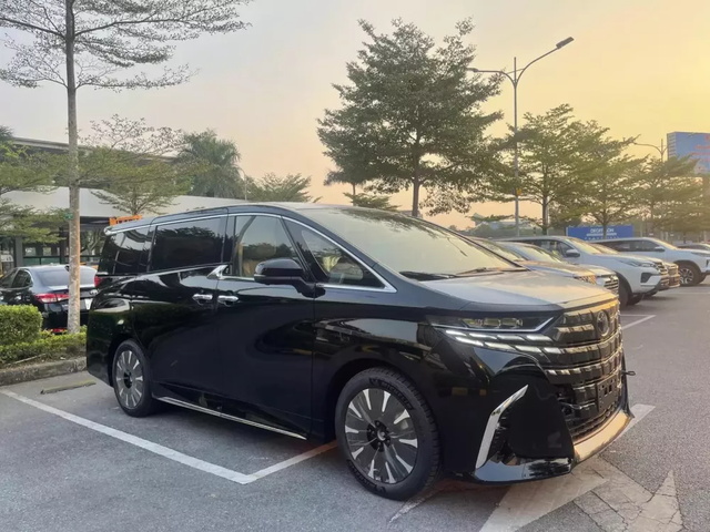 Toyota Alphard 2024 nhập nguyên chiếc từ Nhật Bản, đã cập bến đại lý chính hãng tại Việt Nam