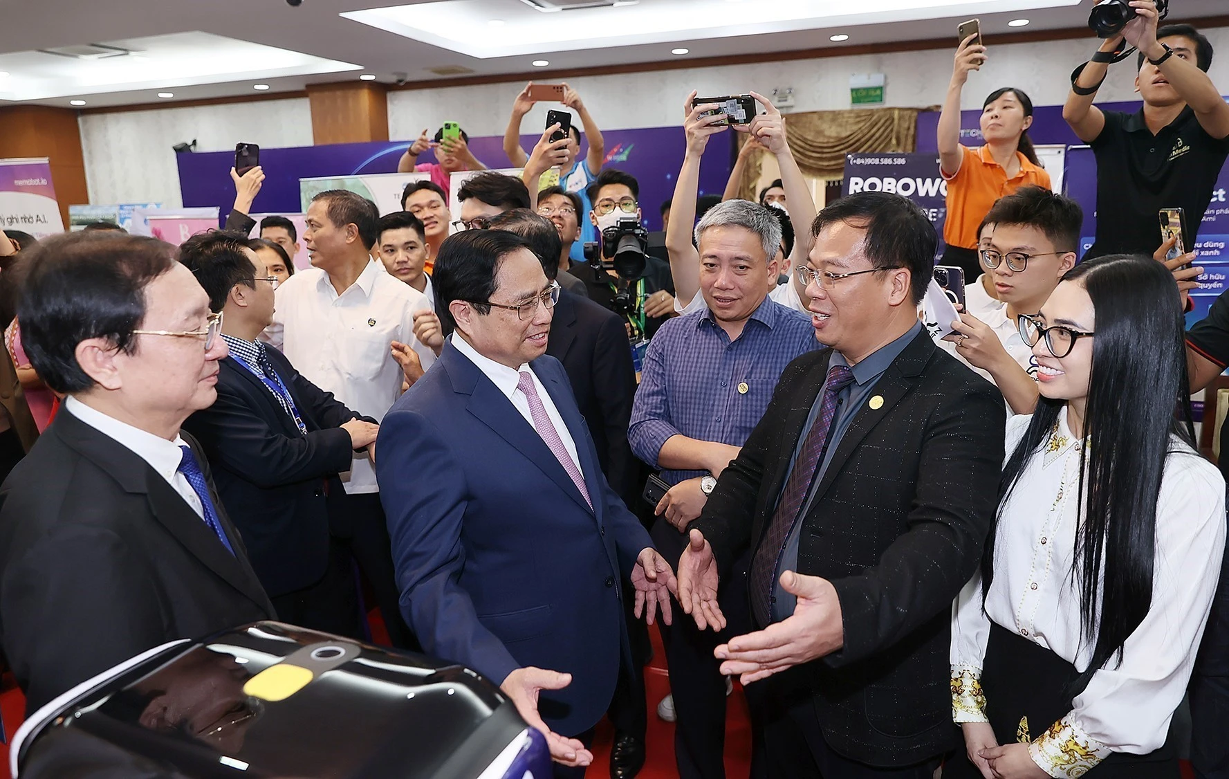 Thủ tướng Phạm Minh Chính thăm gian hàng trưng bày sản phẩm đổi mới sáng tạo. (Ảnh: Duơng Giang)