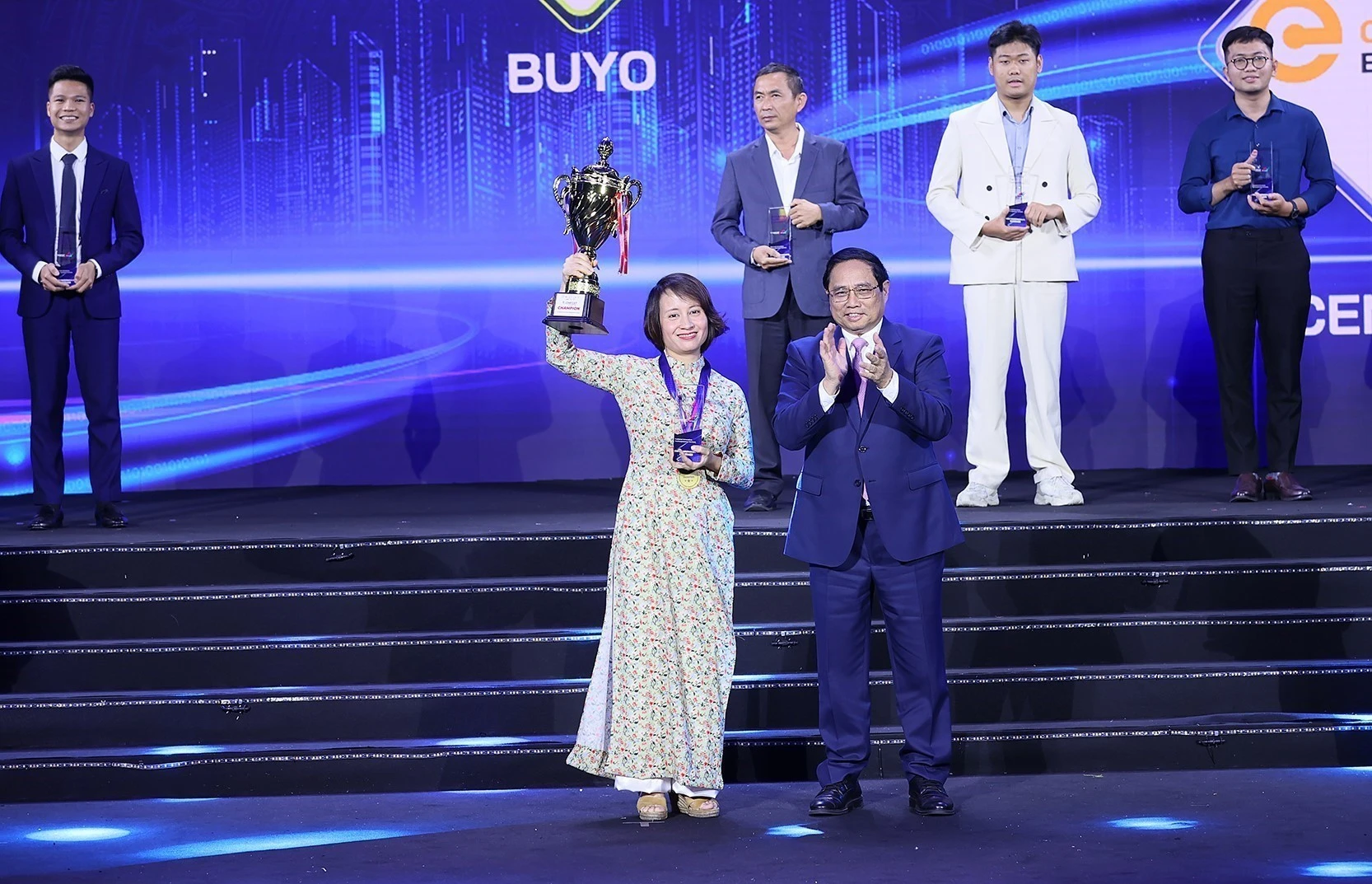 Thủ tướng Phạm Minh Chính trao giải nhất cuộc thi tìm kiếm tài năng khởi nghiệp đổi mới sáng tạo quốc gia cho BUYO Bioplastics về lĩnh vực nhựa sinh học. (Ảnh: Dương Giang/TTXVN)
