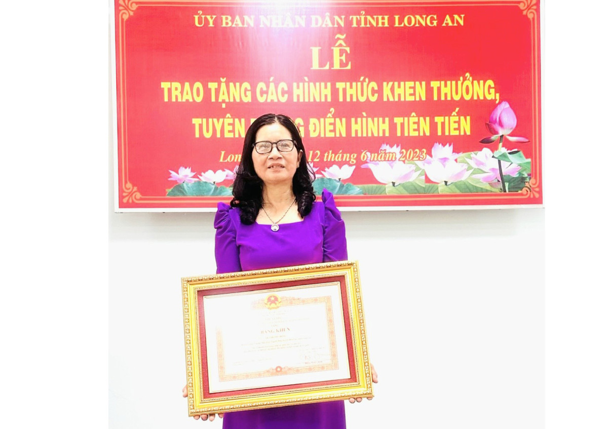 Hiệu trưởng Trường Mẫu giáo Thạnh Hòa - Lê Thị Thu Hồng nhận Bằng khen do UBND tỉnh trao tặng (Ảnh: NVCC)
