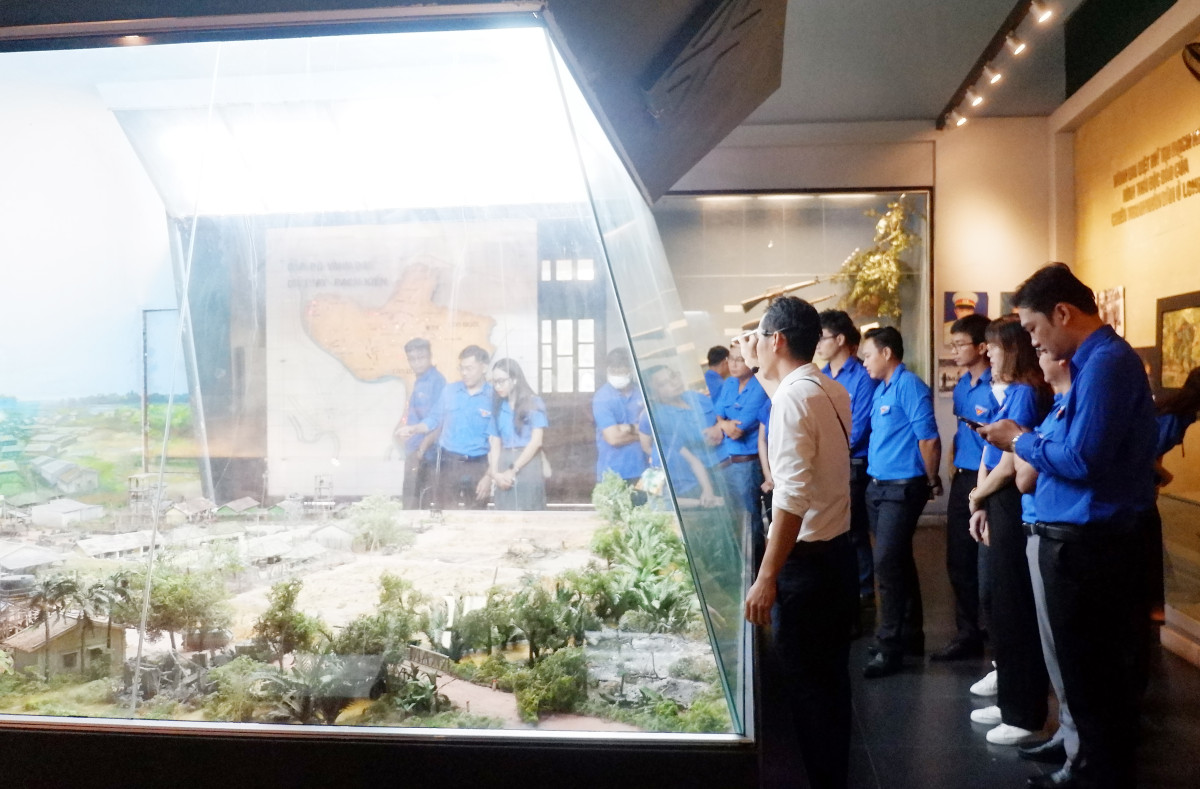 Cán bộ Đoàn, đoàn viên, thanh niên tham quan Khu di tích lịch sử Ngã tư Rạch Kiến