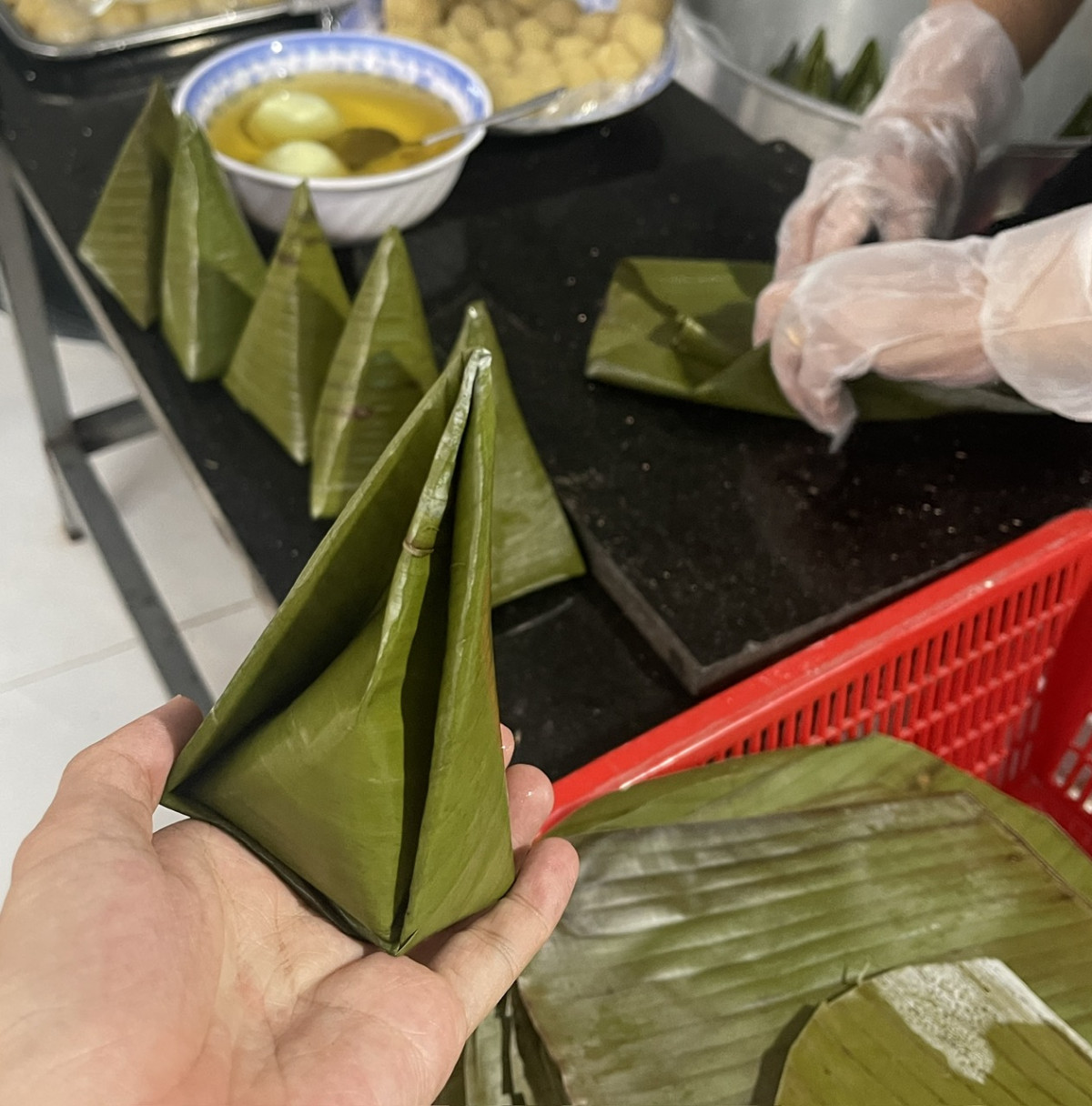 Những chiếc bánh ít được gói khéo léo
