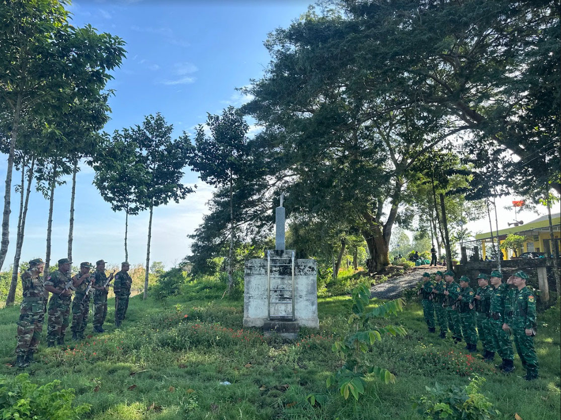 Đồn Biên phòng Sông Trăng phối hợp các lực lượng phía Campuchia tuần tra song phương trên đoạn biên giới do Đồn phụ trách quản lý