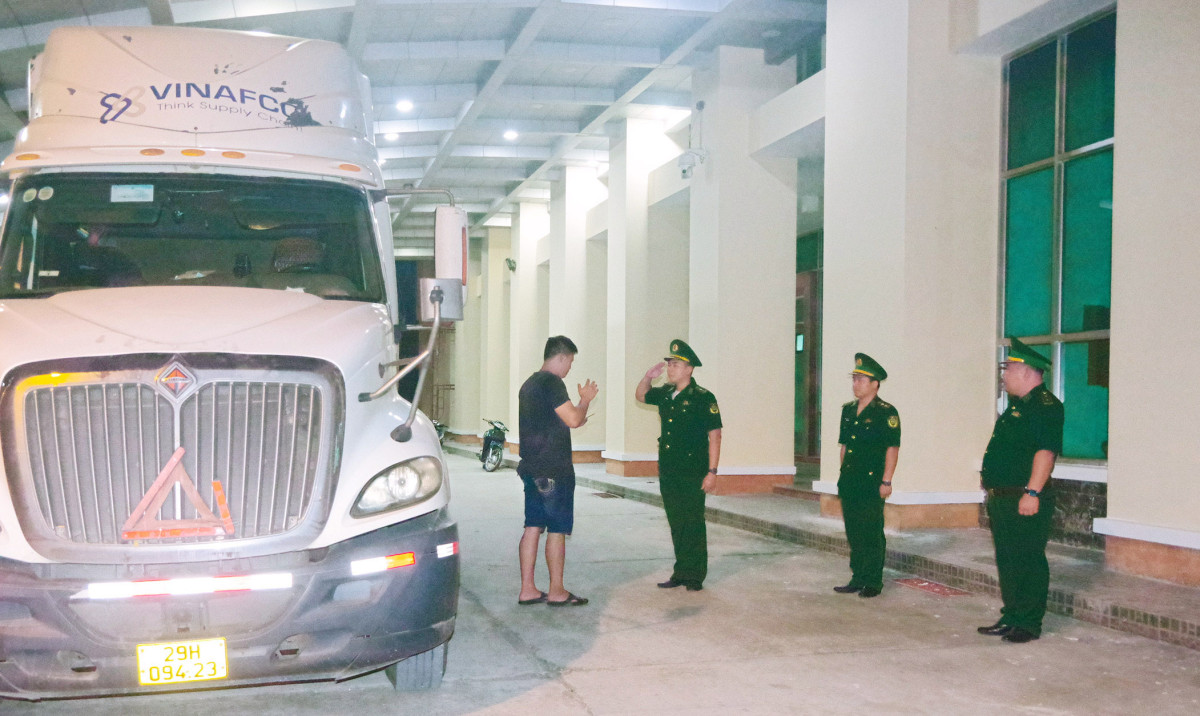 Cán bộ, chiến sĩ Trạm Biên phòng Cửa khẩu Quốc tế Bình Hiệp phối hợp cơ quan chức năng làm thủ tục cho người, phương tiện, hàng hóa qua lại cửa khẩu