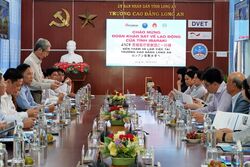 Đoàn khảo sát về lao động tỉnh Ibaraki, Nhật Bản làm việc tại Trường Cao đẳng Long An
