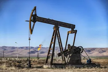 Giá dầu thế giới tăng mạnh trước khả năng OPEC+ thắt chặt nguồn cung
