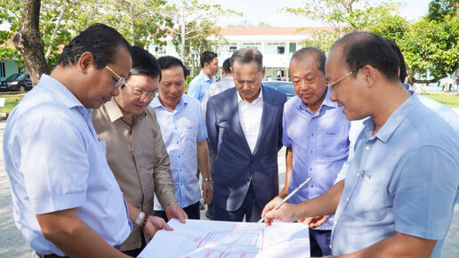 Nguyên Chủ tịch nước - Trương Tấn Sang khảo sát địa điểm xây dựng Trường THCS&THPT Nguyễn Thị Một