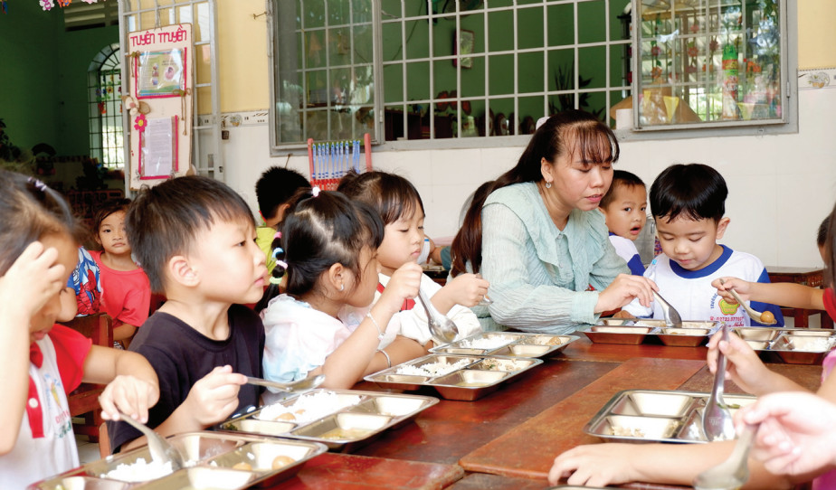 Cô Nguyễn Thị Hồng Xuân trong giờ ăn cùng trẻ