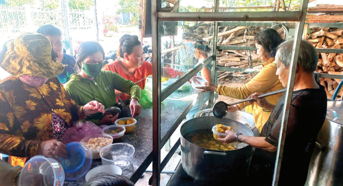 Trung bình mỗi ngày, bếp ăn từ thiện của Hội Chữ thập đỏ huyện Tân Hưng cung cấp từ 400-450 suất cơm, cháo miễn phí 