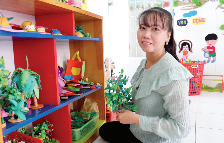 Cô Nguyễn Thị Hồng Xuân sắp xếp lại đồ chơi, đồ dùng dạy cho trẻ
