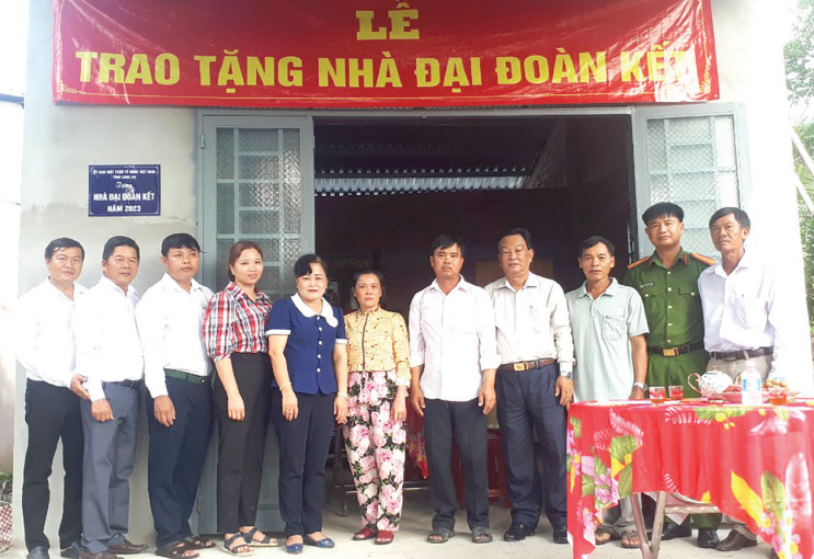 Bàn giao nhà Đại đoàn kết cho ông Nguyễn Bình Trung (thứ 5, phải qua) (xã Tân Lập, huyện Tân Thạnh)