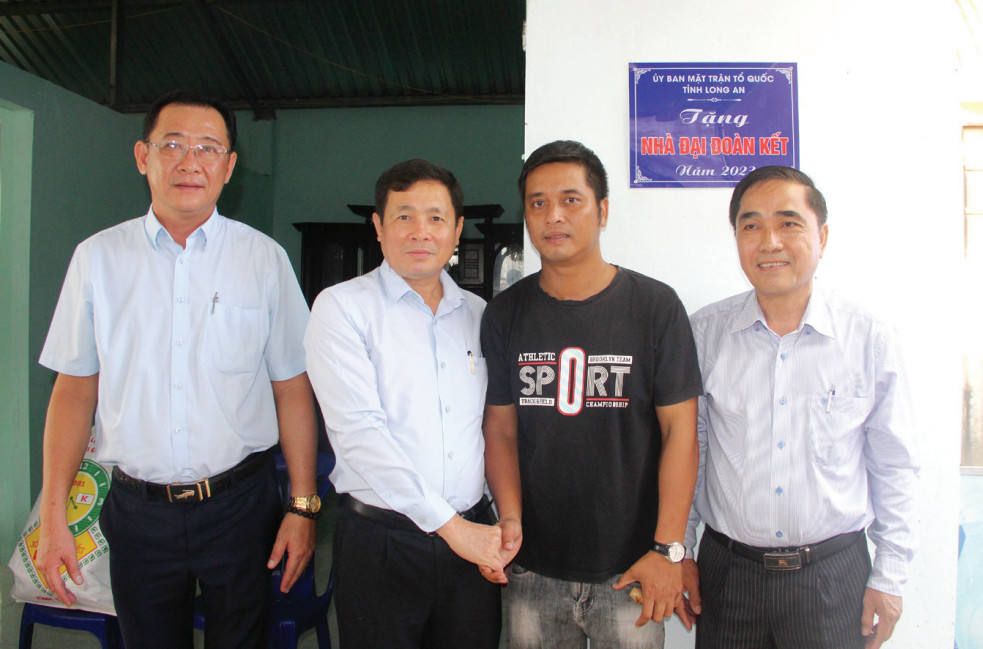 Ấm áp những căn nhà Đại đoàn kết Anh Nguyễn Văn Hóa (thứ 2, phải qua, xã Thủy Tây, huyện Thạnh Hóa) vui mừng vì có được căn nhà mới khang trang