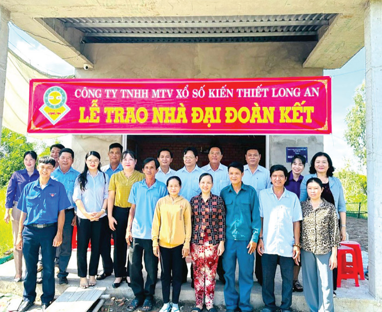 Ấm áp những căn nhà Đại đoàn kết Bàn giao nhà Đại đoàn kết cho hộ cận nghèo của xã Tân Hòa, huyện Tân Thạnh (Ảnh: UBMTTQ Việt Nam huyện Tân Thạnh)