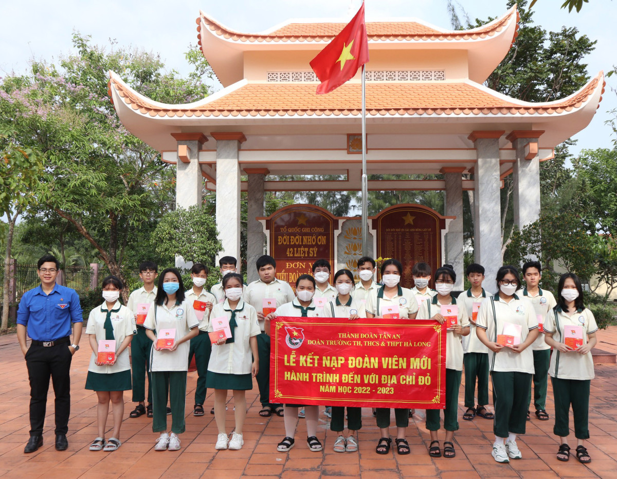 Đoàn Trường Tiểu học, THCS&THPT Hà Long tổ chức dâng hương và kết nạp đoàn viên tại Khu mộ 42 liệt sĩ (phường 7, TP.Tân An) nhân kỷ niệm 48 năm Ngày giải phóng miền Nam, thống nhất đất nước (30/4/1975 - 30/4/2023)