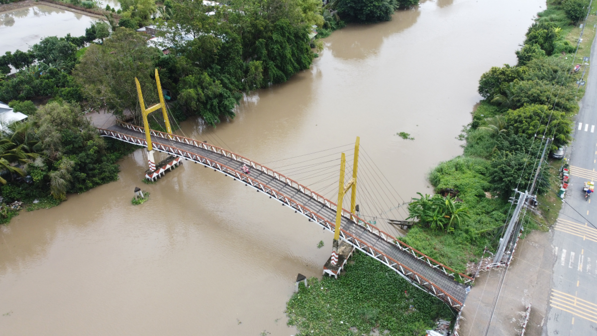 Cầu treo xã Hậu Thạnh Đông kinh phí hơn 1,6 tỉ đồng do Thượng tọa Thích Lệ Tấn cùng UBND huyện Tân Thạnh phối hợp xây dựng