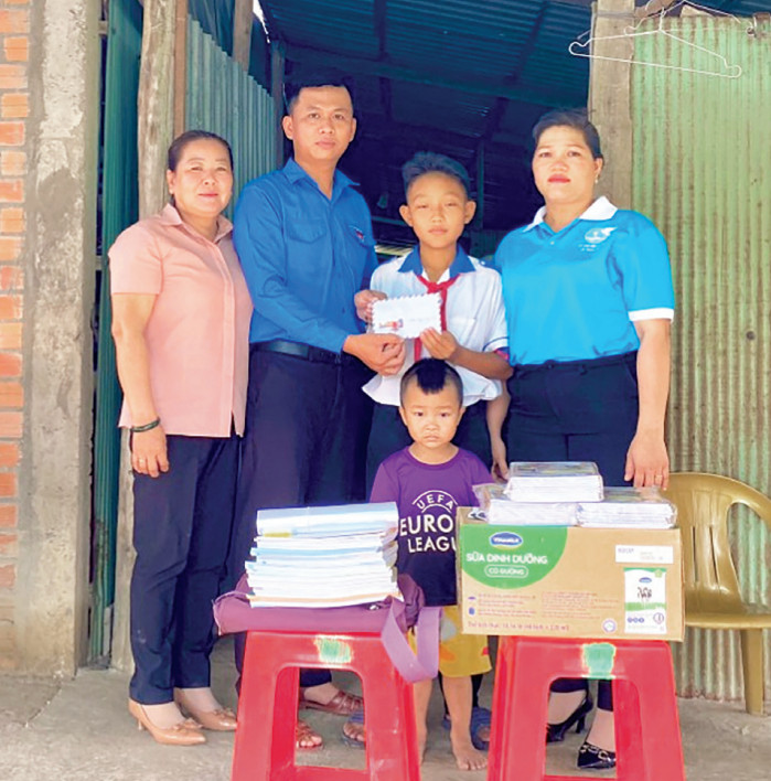 Ngoài làm tốt công tác hòa giải, bà Nguyễn Thị Gái Ba (bìa trái) còn tham gia công tác từ thiện - xã hội