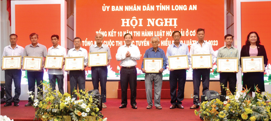 Phó Bí thư Tỉnh ủy, Chủ tịch UBND tỉnh - Nguyễn Văn Út tặng bằng khen cho các hòa giải viên có thành tích xuất sắc trong công tác hòa giải ở cơ sở