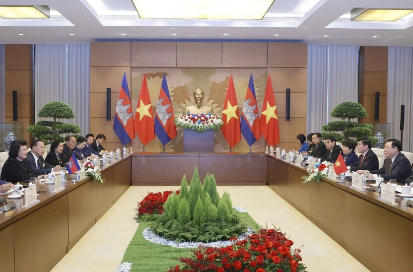 Chủ tịch Quốc hội: Việt Nam luôn là người bạn tốt, đáng tin cậy của Campuchia Chủ tịch Quốc hội Vương Đình Huệ hội đàm với Chủ tịch Quốc hội Campuchia Samdech Khuon Sudary. (Ảnh: Doãn Tấn/TTXVN)