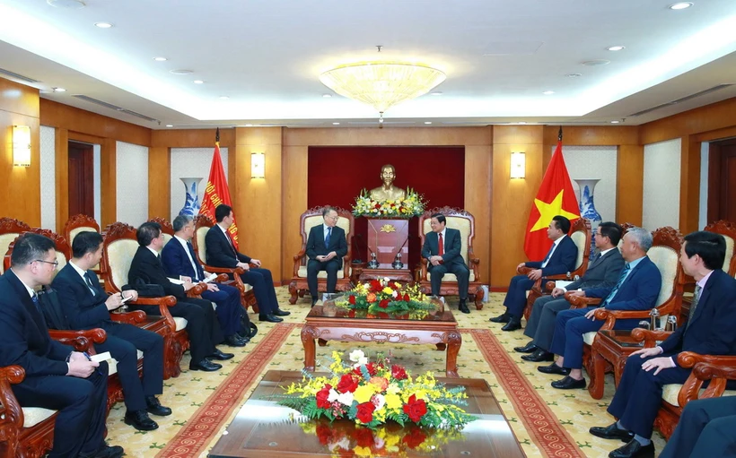 Đoàn đại biểu Ủy ban Chính pháp Trung ương Đảng Cộng sản Trung Quốc hội kiến Trưởng Ban Nội chính Trung ương Phan Đình Trạc. (Ảnh: Phương Hoa/TTXVN)