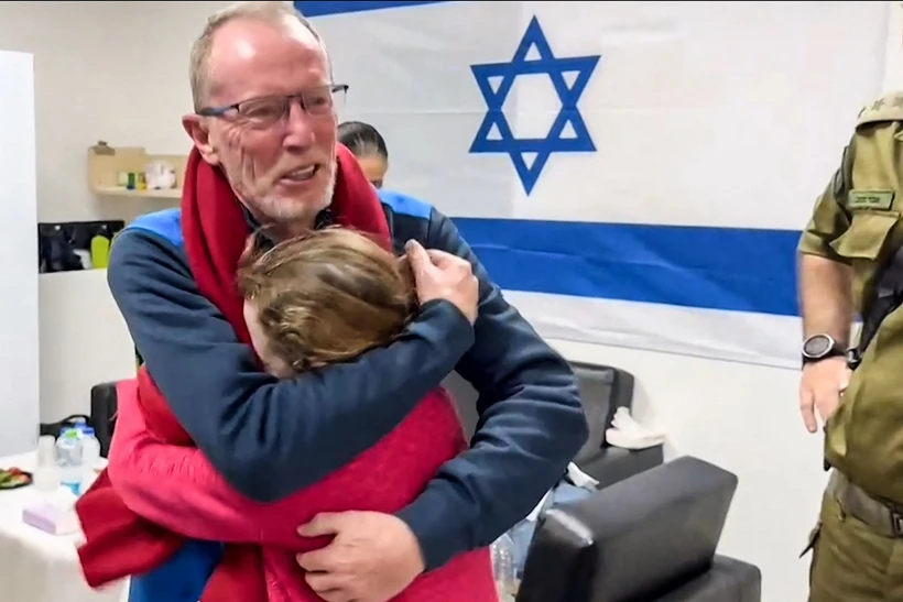 Một con tin Israel đoàn tụ với người thân sau khi được Hamas trả tự do ngày 25/11/2023. (AFP/TTXVN)