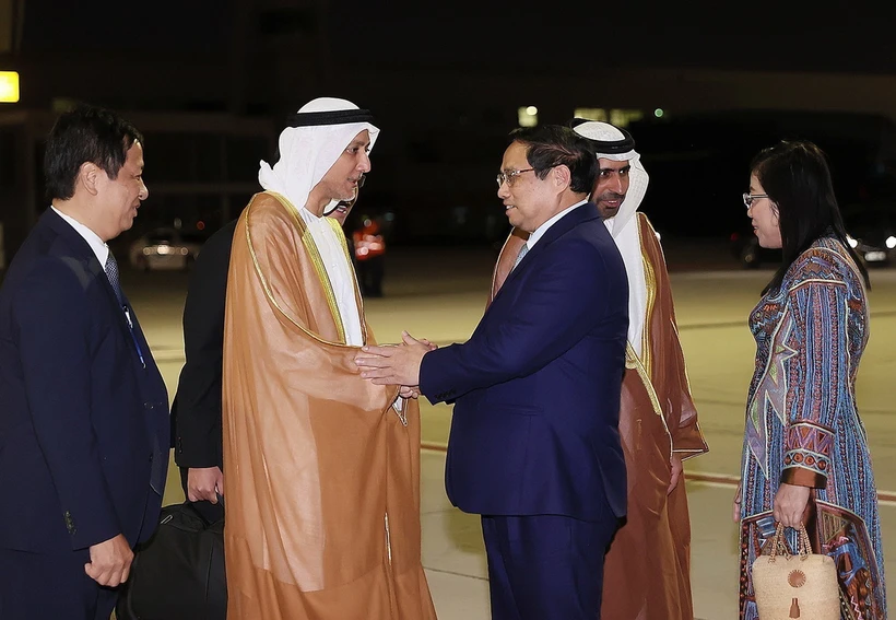 Lễ đón Thủ tướng Phạm Minh Chính và Phu nhân tại sân bay quốc tế Al Maktoum, thành phố Dubai. (Ảnh: Dương Giang/TTXVN)