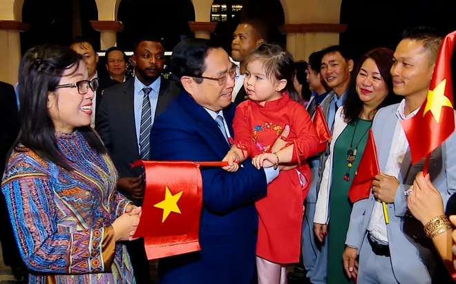 Cán bộ, nhân viên Đại sứ quán và cộng đồng người Việt Nam tại UAE đón Thủ tướng Phạm Minh Chính và Phu nhân tại sân bay quốc tế Al Maktoum, thành phố Dubai. (Ảnh: Dương Giang/TTXVN)