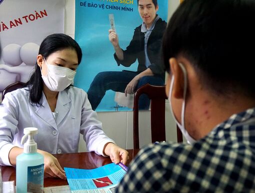 Đẩy mạnh các giải pháp ngăn chặn lây nhiễm HIV trong giới trẻ Đẩy mạnh các giải pháp ngăn chặn lây nhiễm HIV trong giới trẻ