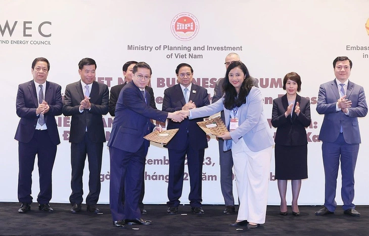 Sau thỏa thuận 15,5 tỉ USD, hàng loạt nhà đầu tư điện gió muốn đến Việt Nam Thủ tướng chứng kiến lễ trao thỏa thuận hợp tác giữa các doanh nghiệp của Việt Nam với đối tác quốc tế - Ảnh: D.GIANG