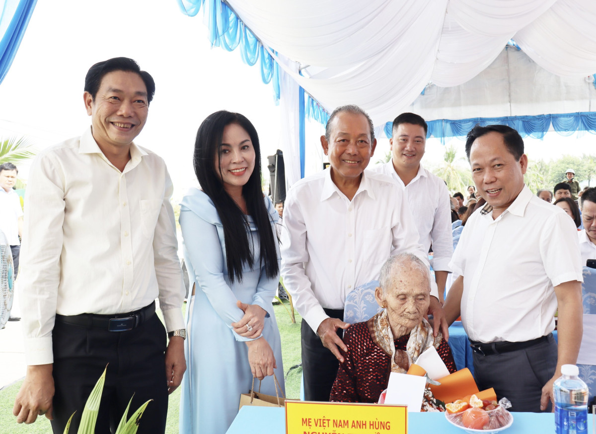 Nguyên Phó Thủ tướng Thường trực Chính phủ - Trương Hòa Bình dự khánh thành cầu giao thông nông thôn tại huyện Cần Giuộc