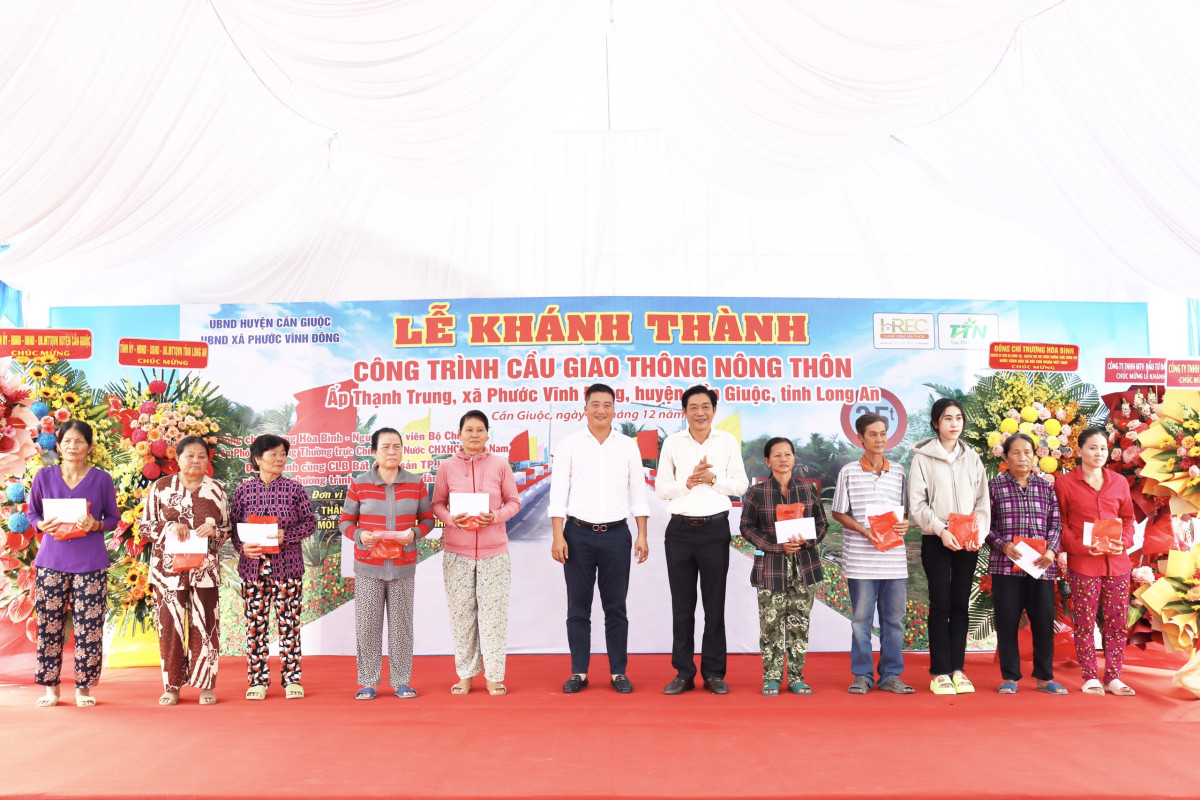 Nguyên Phó Thủ tướng Thường trực Chính phủ - Trương Hòa Bình dự khánh thành cầu giao thông nông thôn tại huyện Cần Giuộc