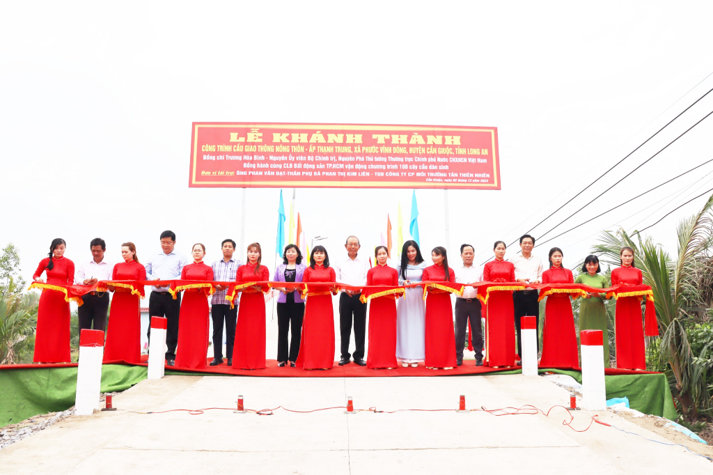 Nguyên Phó Thủ tướng Thường trực Chính phủ - Trương Hòa Bình dự khánh thành cầu giao thông nông thôn tại huyện Cần Giuộc