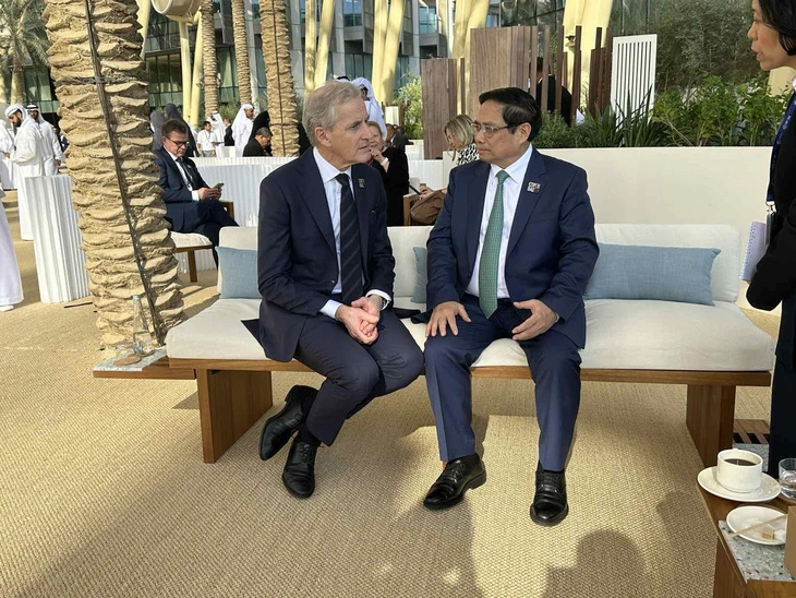 Thủ tướng Phạm Minh Chính gặp Thủ tướng Na Uy Jonas Gahr Store khi dự COP28 - Ảnh: Bộ Ngoại giao