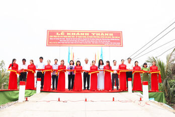 Nguyên Phó Thủ tướng Thường trực Chính phủ - Trương Hòa Bình dự khánh thành cầu giao thông nông thôn tại huyện Cần Giuộc