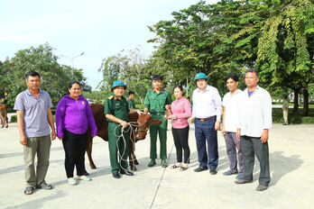Bộ Tư lệnh Quân khu 7 trao tặng 35 con bò giống sinh sản cho các hộ dân biên giới Long An