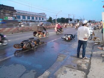 Va chạm vào nhau, 1 xe máy bốc cháy