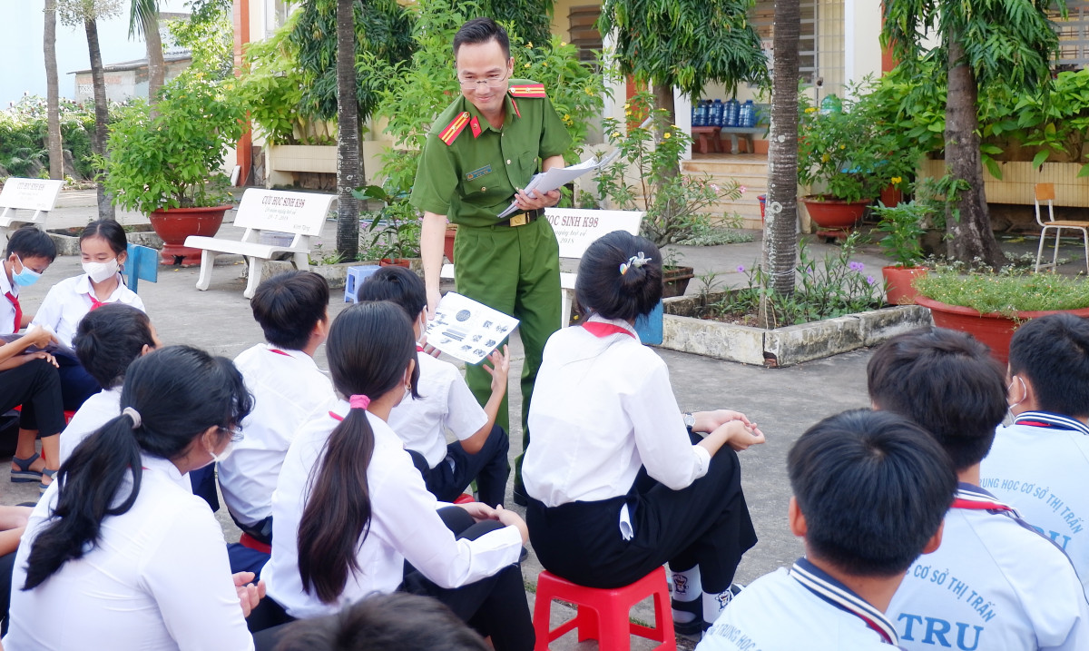 Cán bộ Văn phòng Cơ quan Cảnh sát điều tra, Công an tỉnh chia sẻ thông tin về các kỹ năng tự vệ cho học sinh