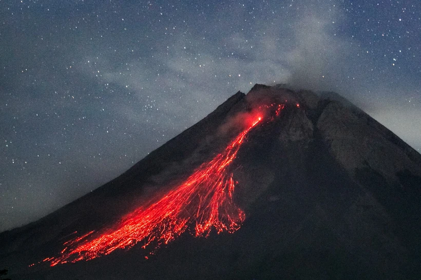 Dung nham phun trào từ núi lửa Merapi, nhìn từ làng Wonokerto, Yogyakarta, Indonesia, ngày 9/8/2023. (Ảnh: AFP/TTXVN)