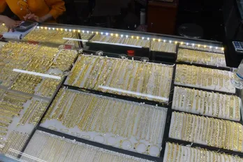 Giá vàng hôm nay 4/12: Vàng lập đỉnh mới vượt 2.100 USD/ounce