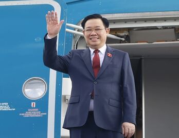 Chủ tịch Quốc hội Vương Đình Huệ lên đường dự Hội nghị Cấp cao Quốc hội CLV